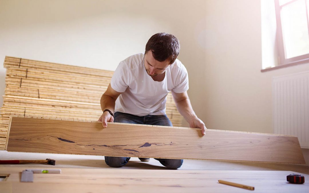 Montaż podłogi drewnianej – czy wzywać specjalistę?