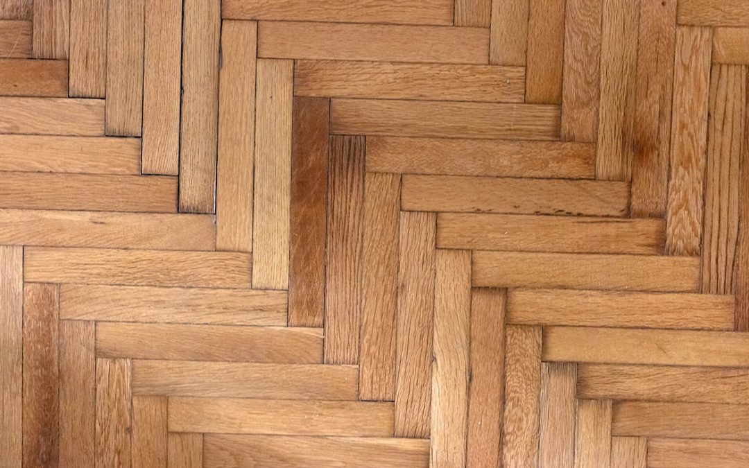 Nowa drewniana podłoga bez wymiany desek – czy to możliwe?